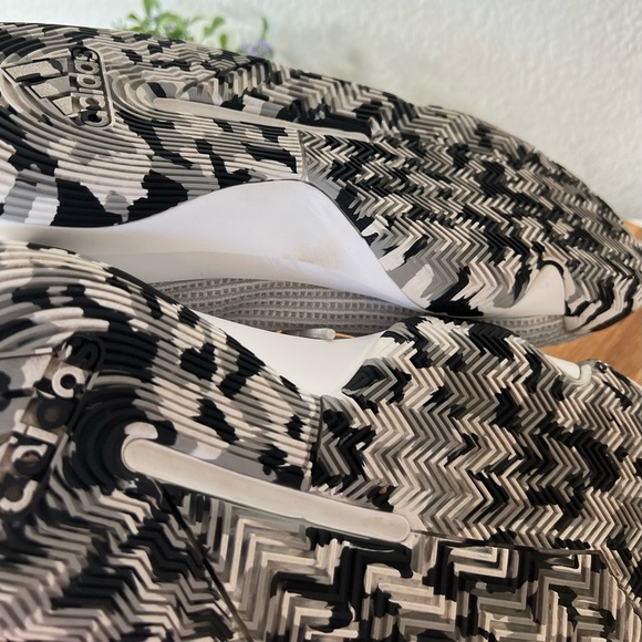 8.5 Adidas Pro Bounce 2019 Low White Black Gold Basketball Shoes EF0472 Mens - Picture 3 of 14